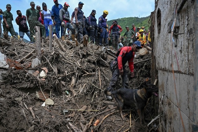 La Jornada Recuperan 50 cuerpos del deslave que cubrió pueblo de Venezuela