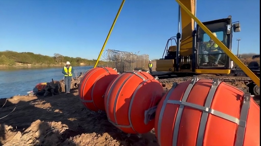 Texas reinforces floating wall on the Rio Grande