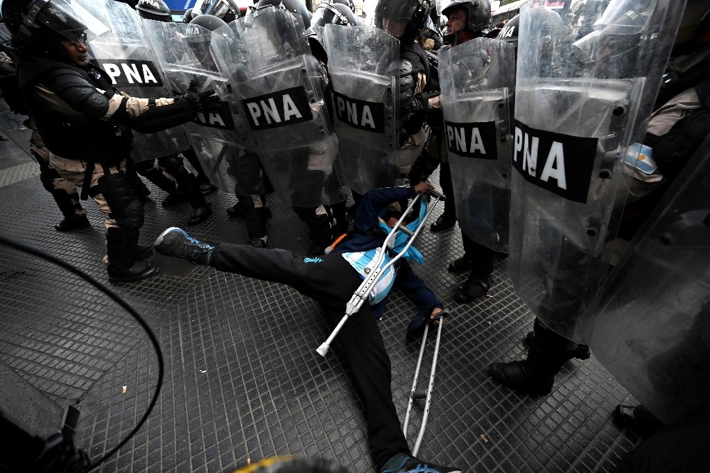 Police repress new protest by pensioners in Buenos Aires