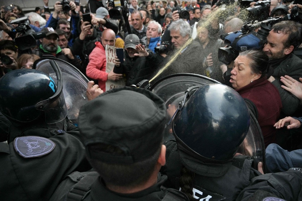 Argentine police repress protest by pensioners in Buenos Aires