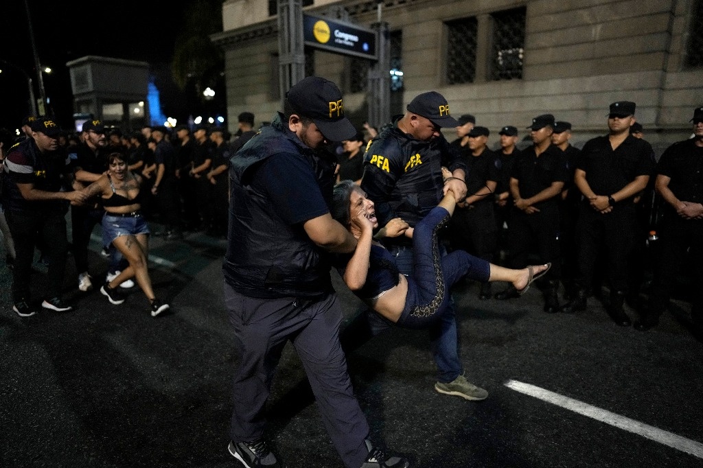 La Jornada Reprimen Protestas Ante Congreso Argentino Contra