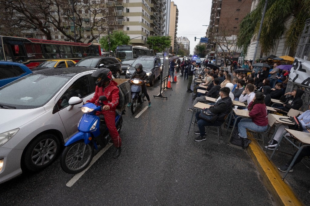 Protests spread against cuts to universities in Argentina