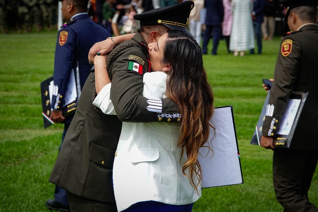 96 military and naval command advisors graduate; women stand out