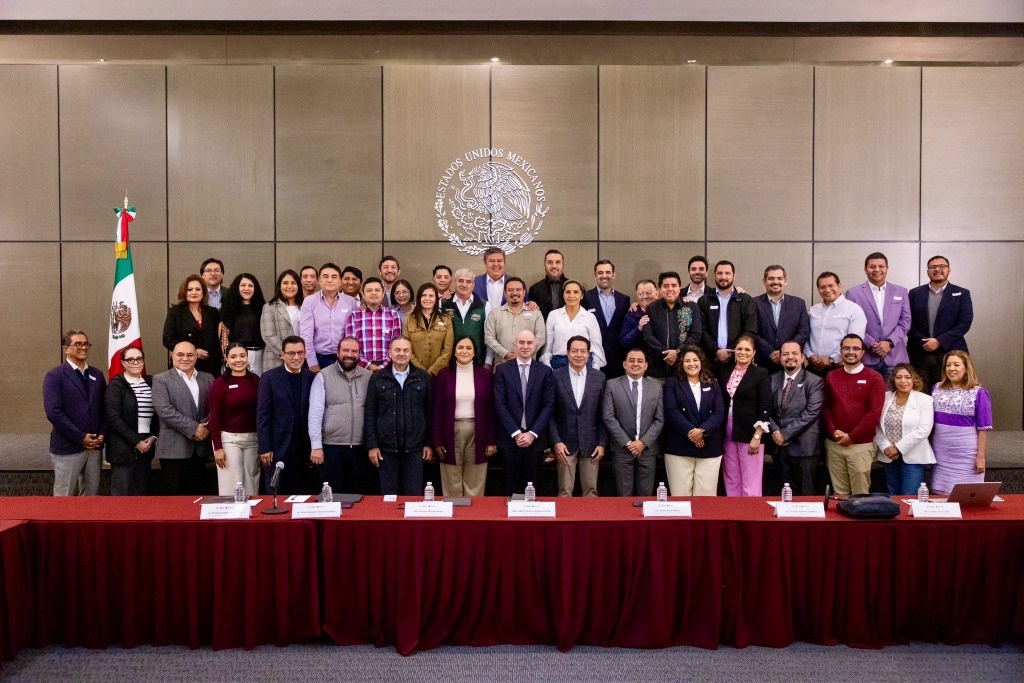 Rosa Icela Rodríguez meets with those responsible for Wellbeing programs