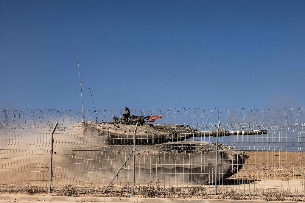 Israeli tank injures two UN blue helmets in Lebanon