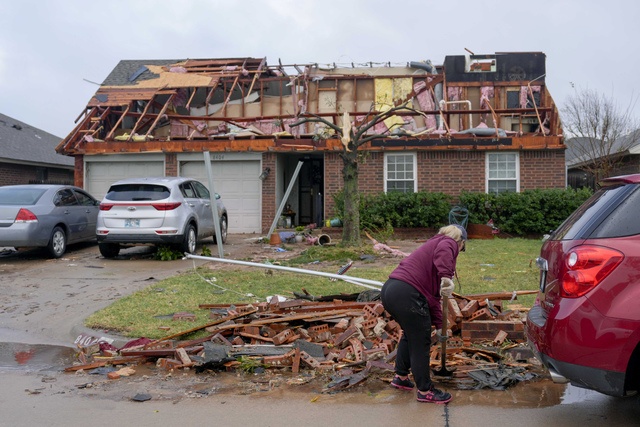 Storms and tornadoes in Oklahoma leave 11 injured and thousands without power