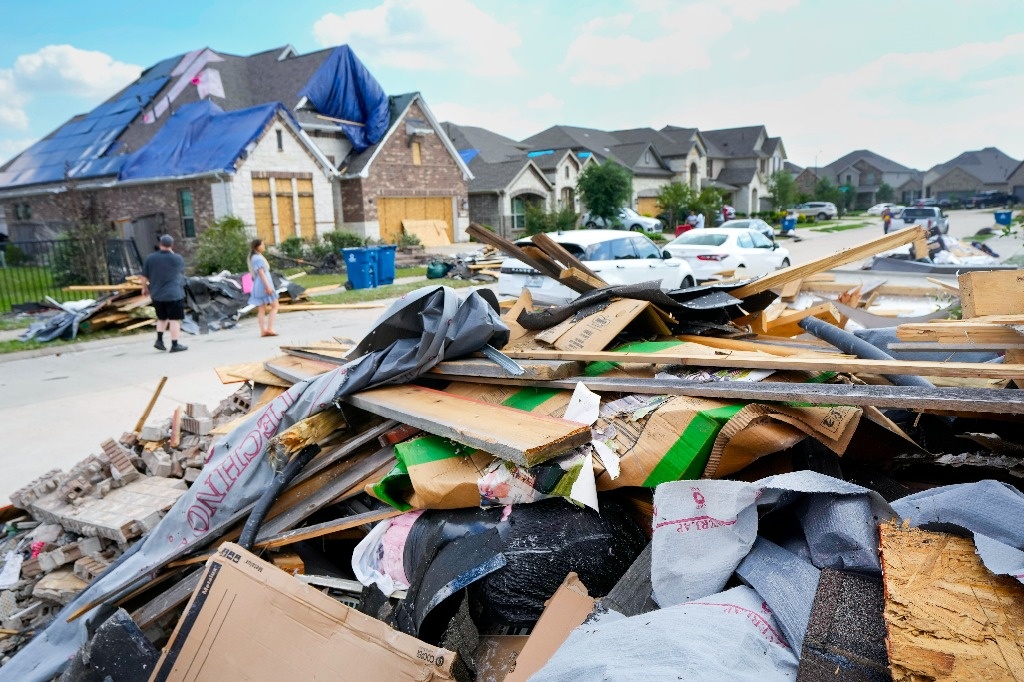 Twister devastates small Iowa city