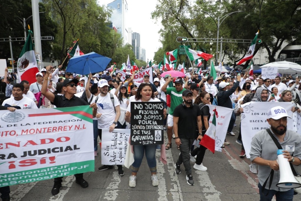 PJCDMX workers join a protest in the Senate