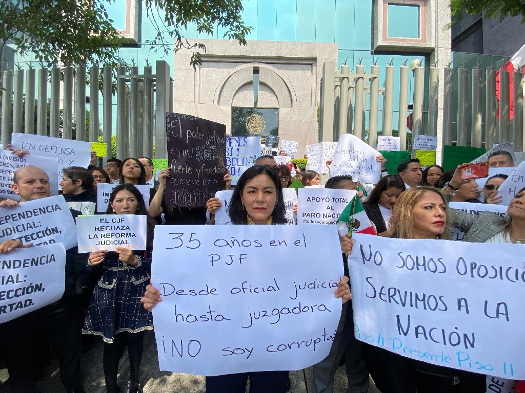 PJF workers protest inside and outside the Judiciary against the reform