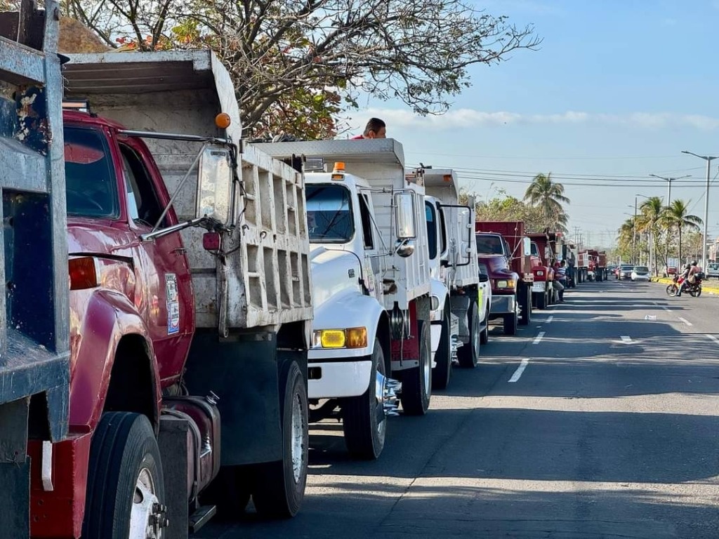 La Jornada - Transportistas bloquean vías de acceso a zona Veracruz-Boca  del Río