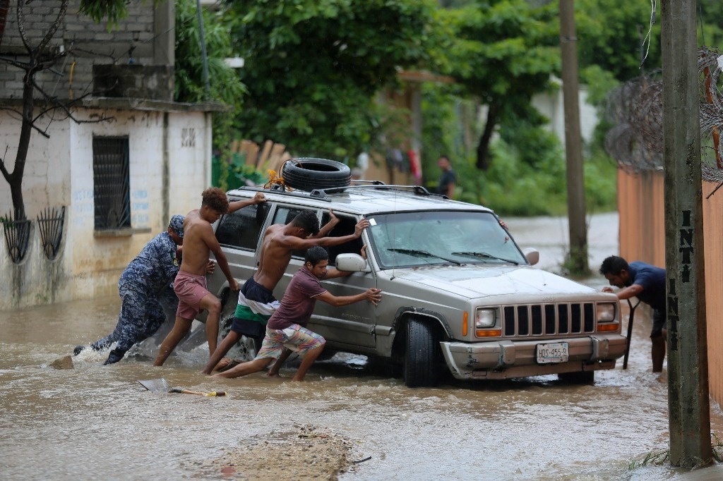 90 hours later, rains from ‘Jonh’ give respite to Acapulco