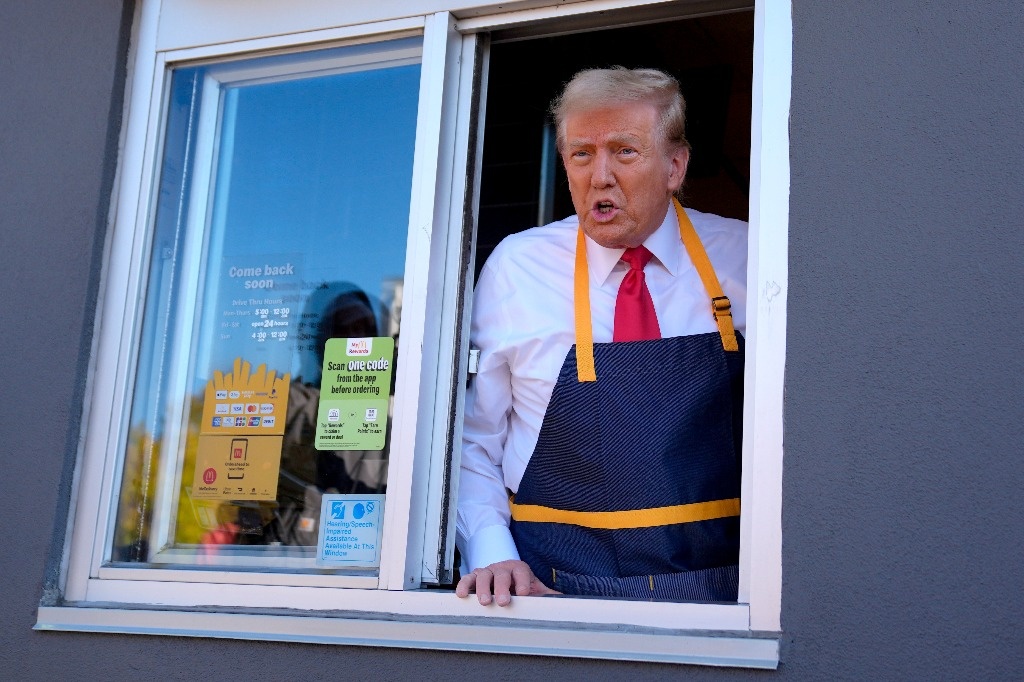 Trump dresses up as a McDonald’s employee to discredit Harris