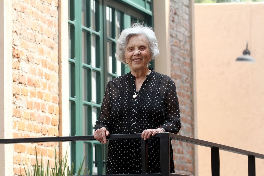 A coffee with parishioners from San Sebastian / Elena Poniatowska