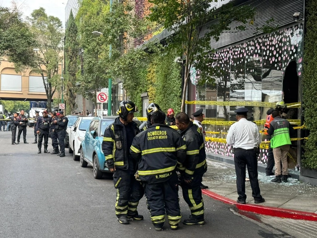 Elementos del Heroico Cuerpo de Bomberos acudieron al sitio para controlar el siniestro. 