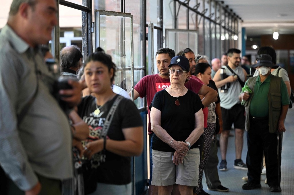 Uruguay votes in tight ballot between official mandate or return of the left