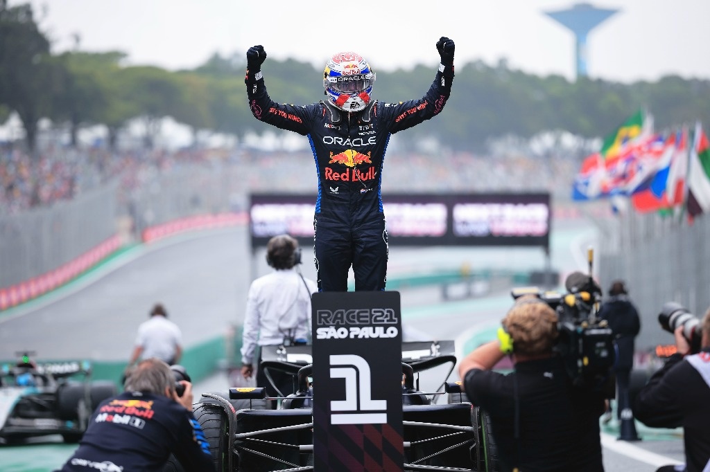 Verstappen lectures at the Brazilian GP; Checo Pérez arrives 11th