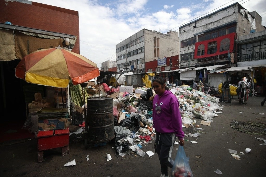 La Jornada Viven citadinos en medio de basura hay mil 89