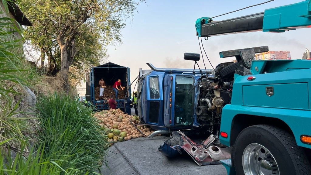 La Jornada Vuelca Camión Cargado De Cocos En Autopista México Cuernavaca 8358