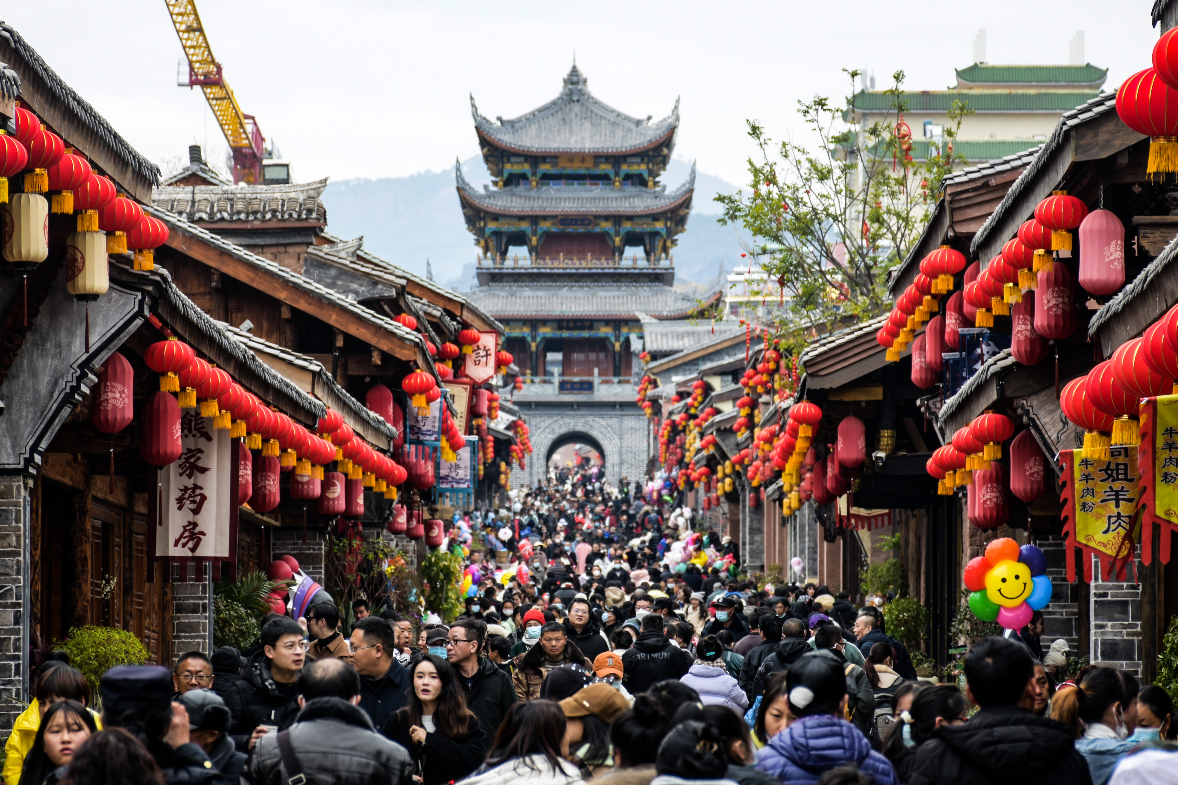 Los turistas visitan, durante las vacaciones de la Fiesta de la Primavera, la ciudad antigua de Jianchang en Xichang, en la provincia de Sichuan, en el suroeste de China, el 27 de enero de 2023. (Xinhua/Li Jieyi) Foto 